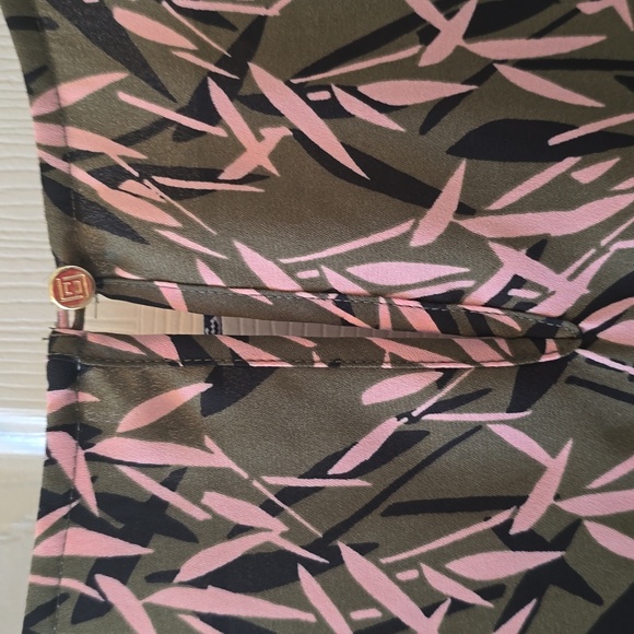 LIZ CLAIBORNE WOMEN'S BEAUTIFUL GREEN, PINK & BLACK SHORT SLEEVE TOP SIZE MEDIUM - Picture 9 of 16